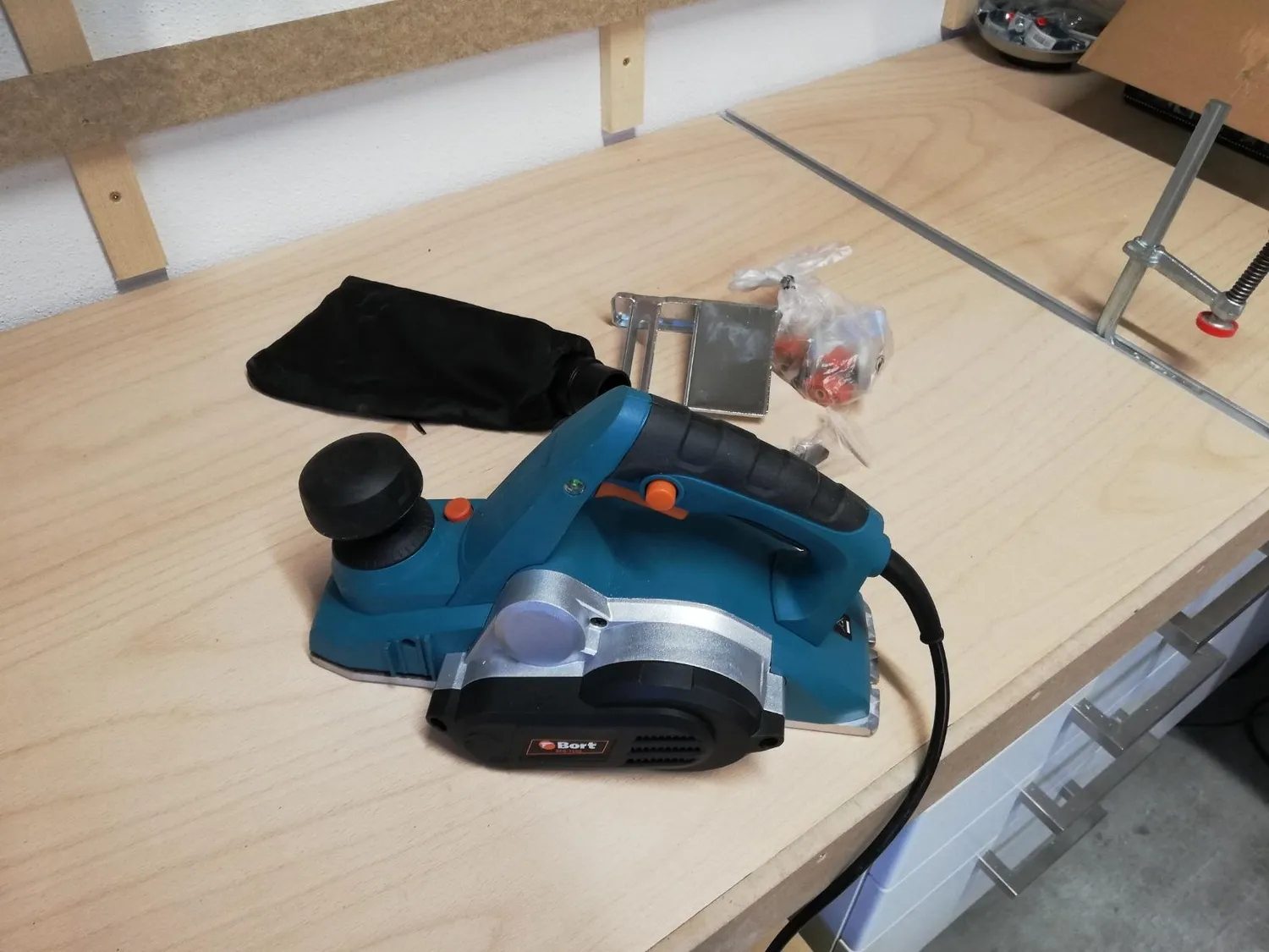 Bort BFB-750X Elektrohobel 750 W 82 mm mit Staubbeutel