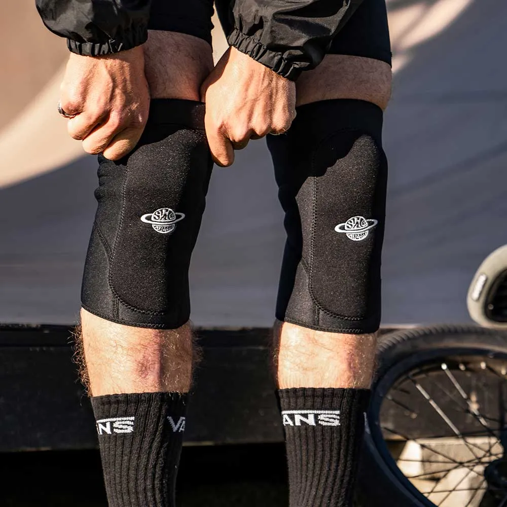 Space Brace Dennis Enarson Knieschoner mit Gelpolster